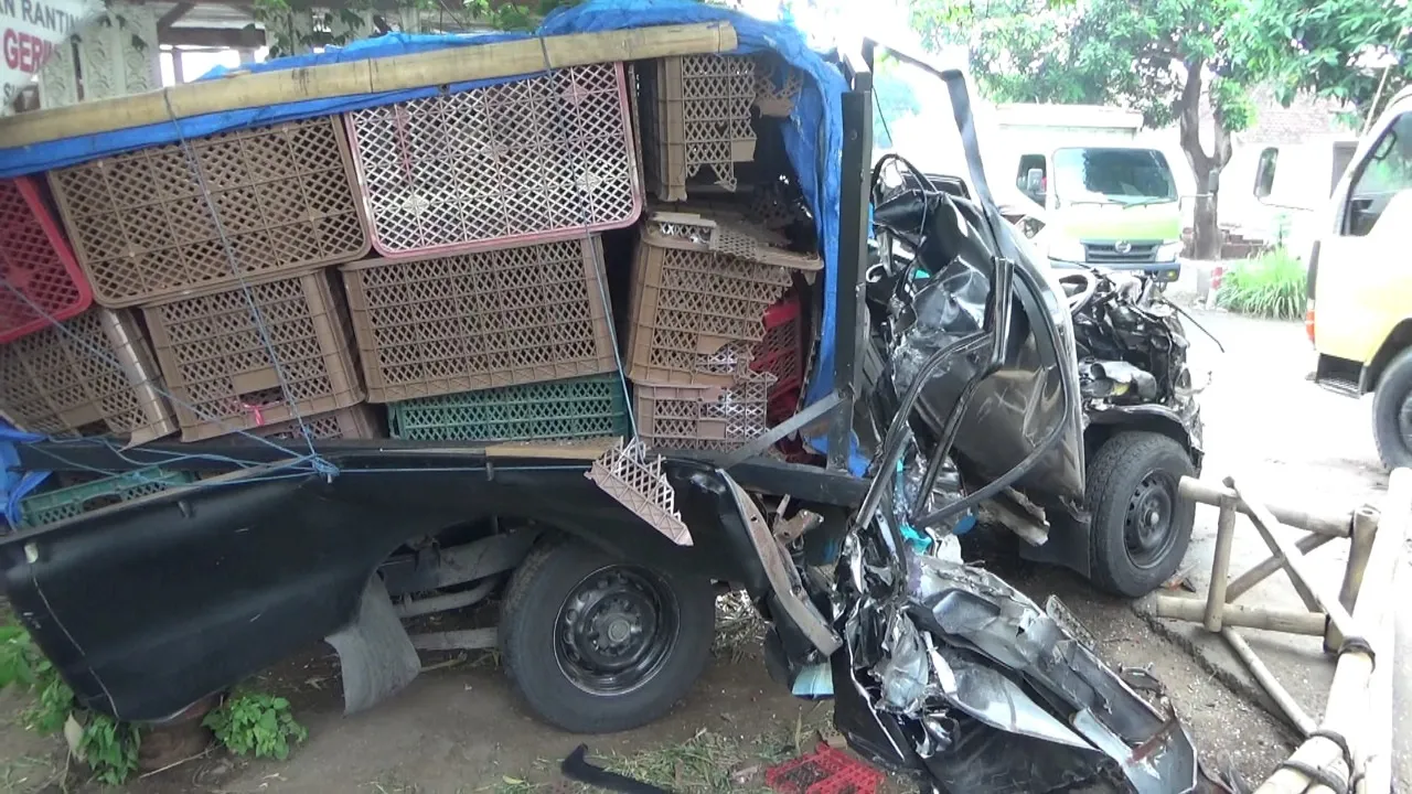 L-300 vs Truck Pasir di Kunir Lumajang Sopir Banyuwangi Meninggal