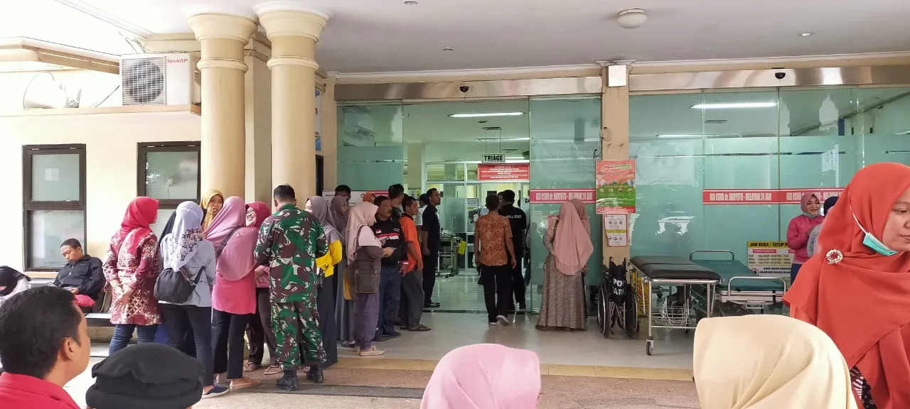 Keluarga Korban Kecelakaan Bus Bidan Lumajang Datangi RSUD Haryoto
