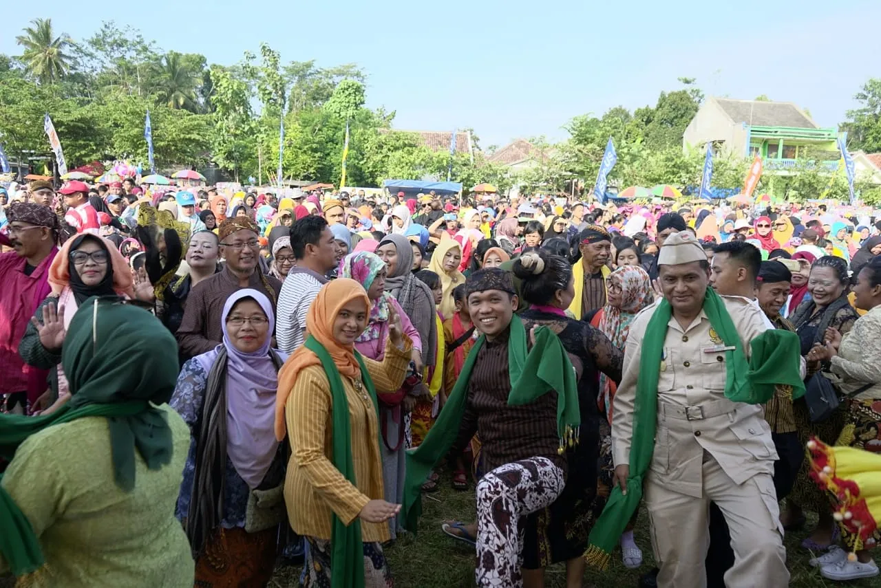 Cak Thoriq dan Mbak Farin Ikut Tari Sewu Godril Lumajang di HUT PGRI