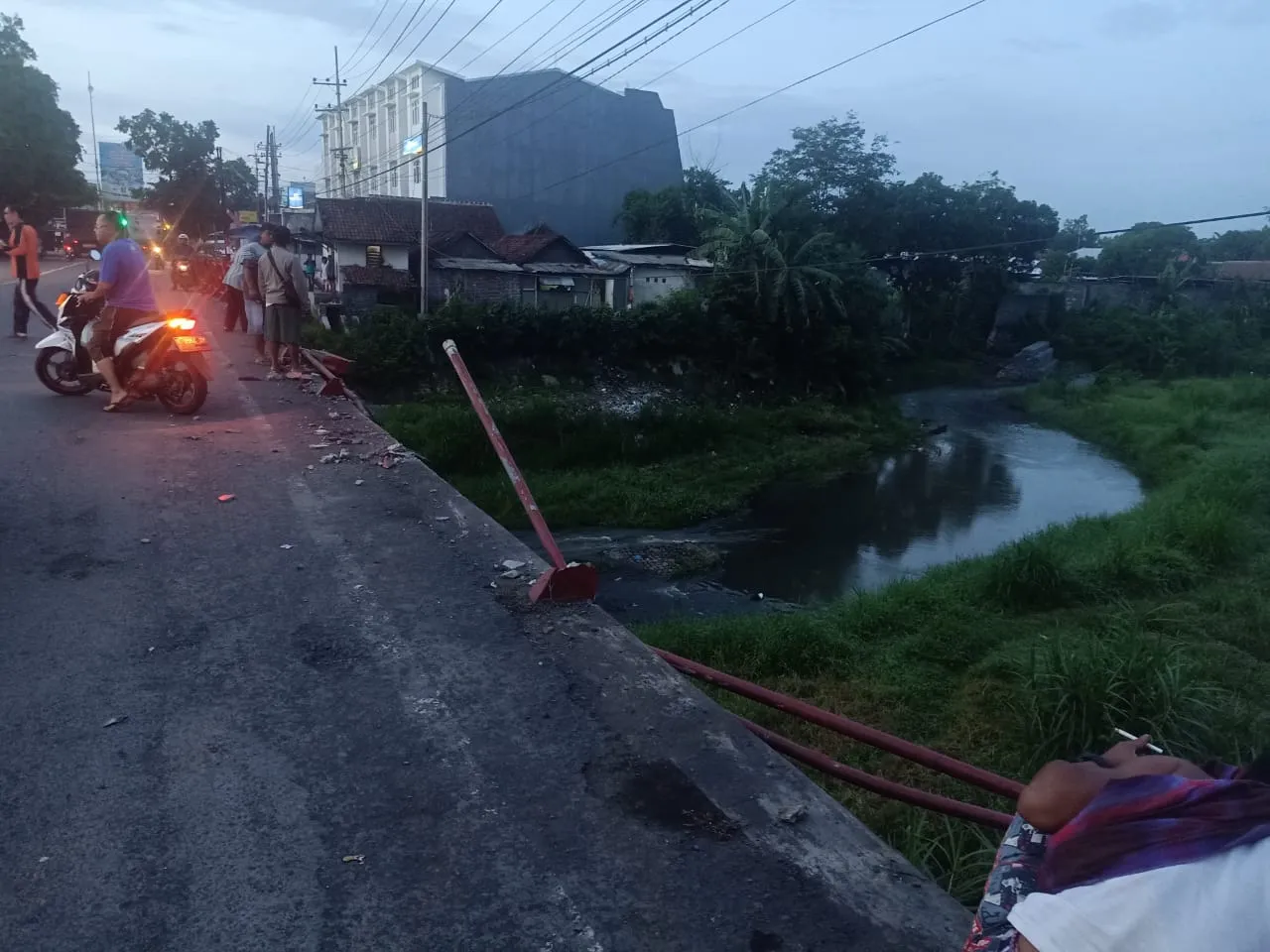 Dum Truk Pasir Salto di Gladak Abang Kaliasem Lumajang