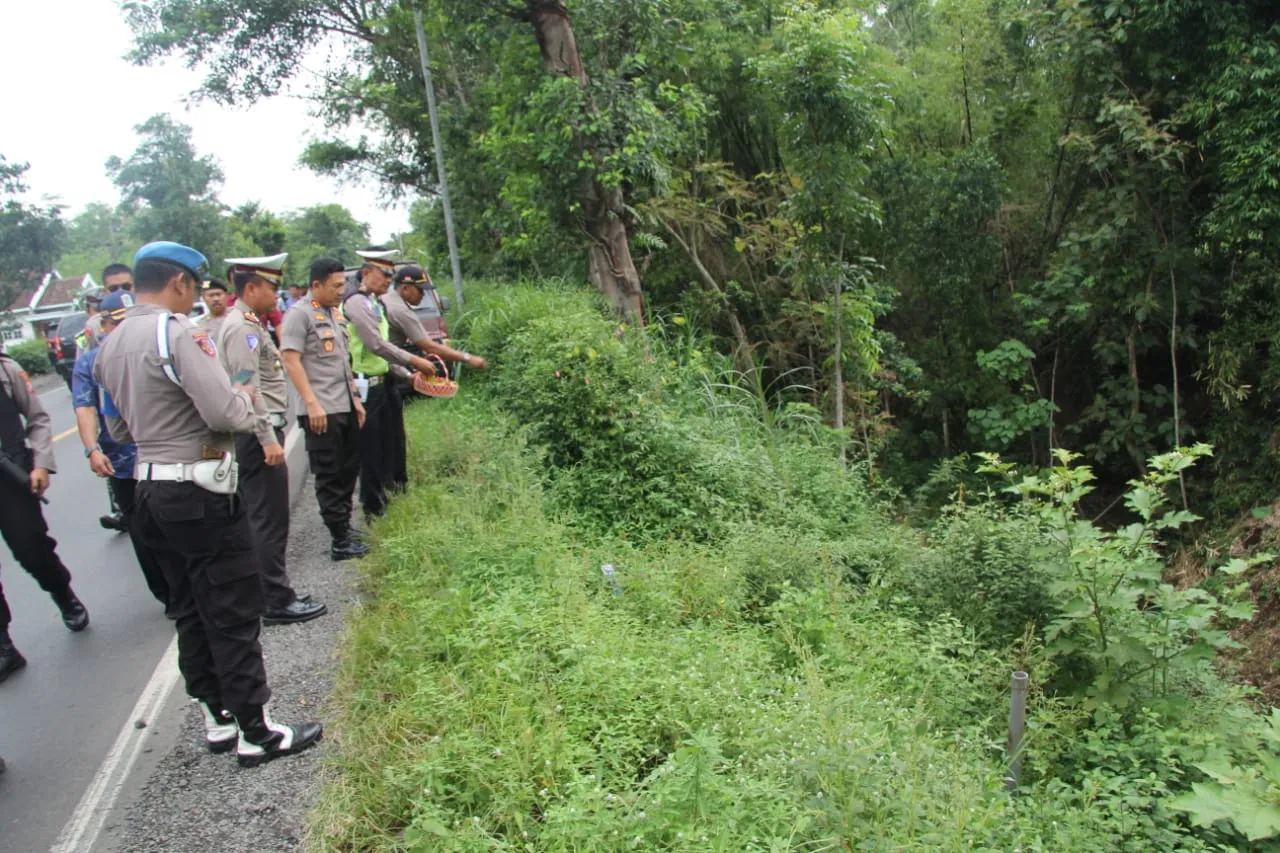 Kapolres Lumajang Do'a Bersama Jum'at Legi di Jalur Maut Ranuyoso