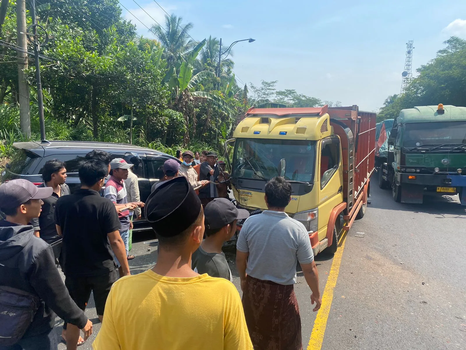 Kurang Waspada, Sopir Truk Kontra dengan Mobil Fortuner di Ranuyoso Lumajang