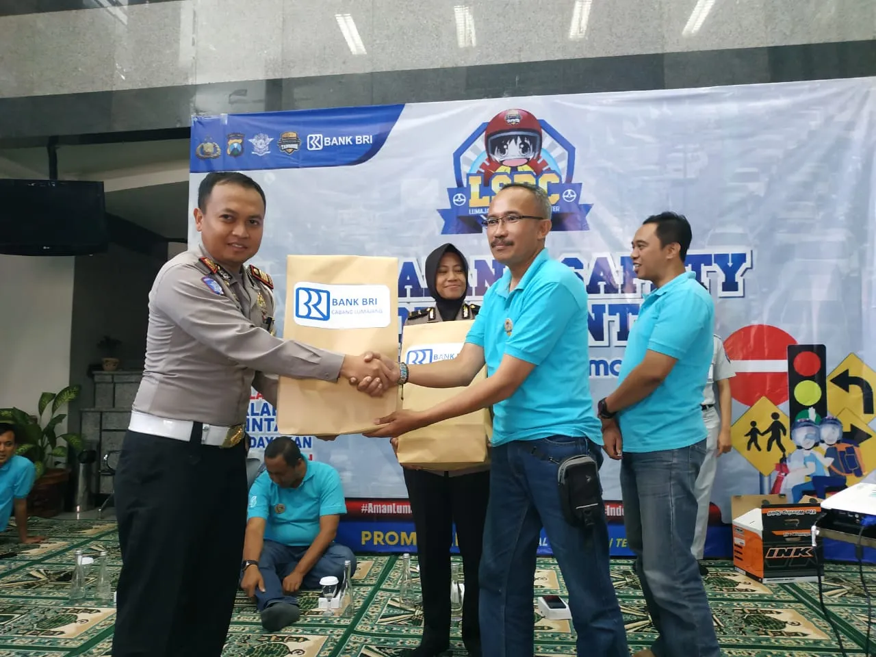 Satlantas Lumajang Sosialisasi Safety Riding ke Karyawan BRI