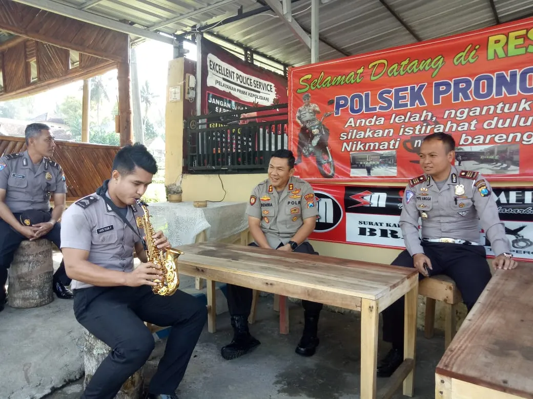 Ada Musik Saxophone di Ngopi Tangguh di Polsek Pronojiwo Lumajang