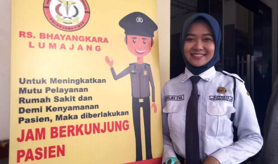 Senyum Amelina Satpam Cantik Jaga Rumah Sakit Bhayangkara Lumajang
