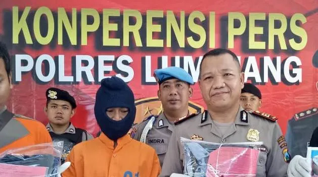 Ngeri..! Dwi Tusuk Istri Pakai Pisau Saat Kendarai Motor di Jalan