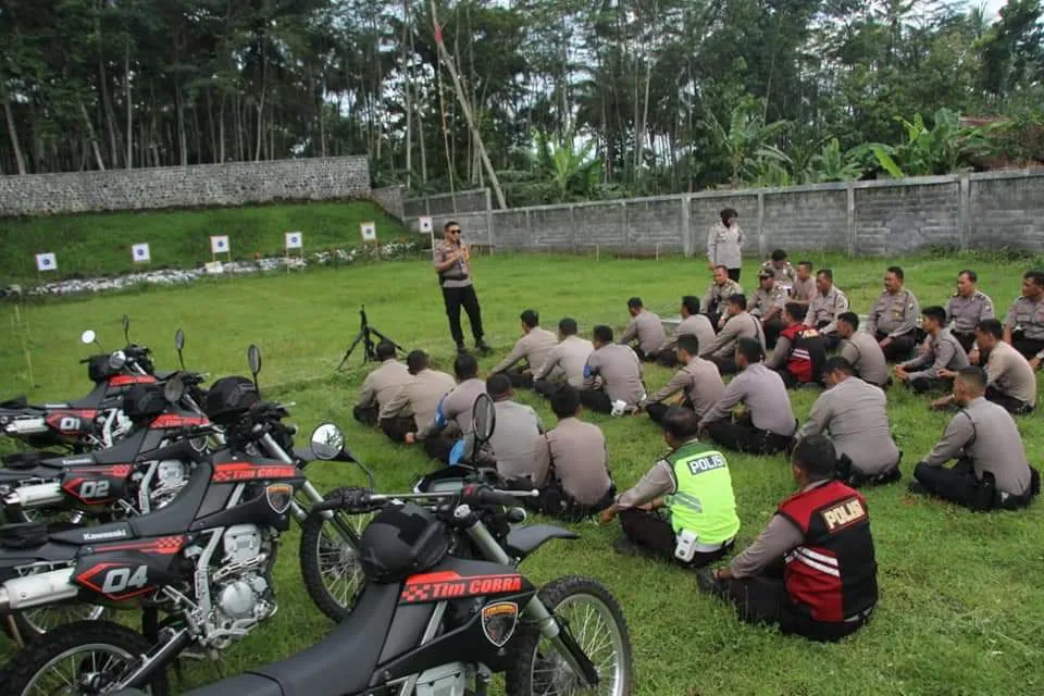 Buru Penjahat..! Kapolres Lumajang Latih Anggota Menembak