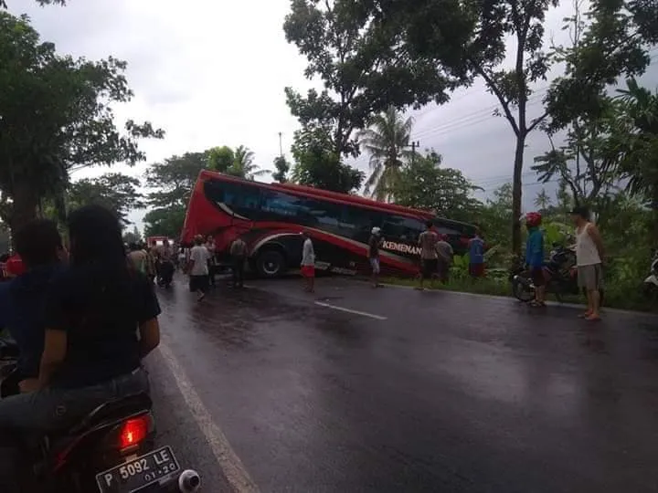 Terjadi Tabrakan Hebat Bus Vs Truk di Jalur Lumajang - Jember
