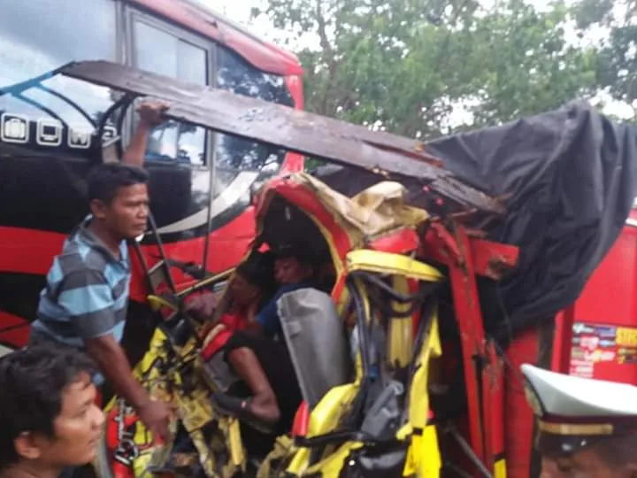 Diseruduk Bus Bagian Depan Truk Remuk dan Sopir Asal Bali Terjepit