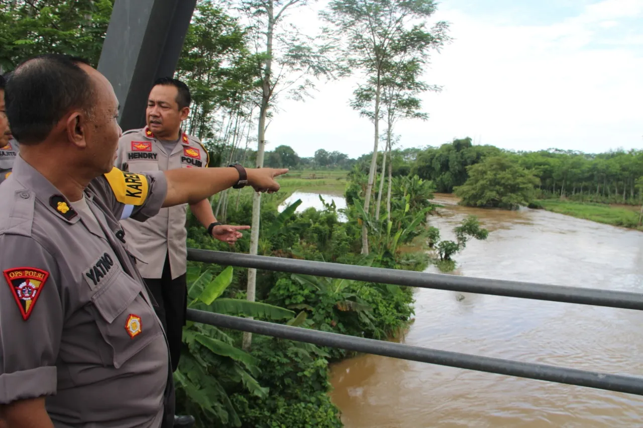 Polres Lumajang Mengecek Tanggul Jebol di Banjir Rowokangkung