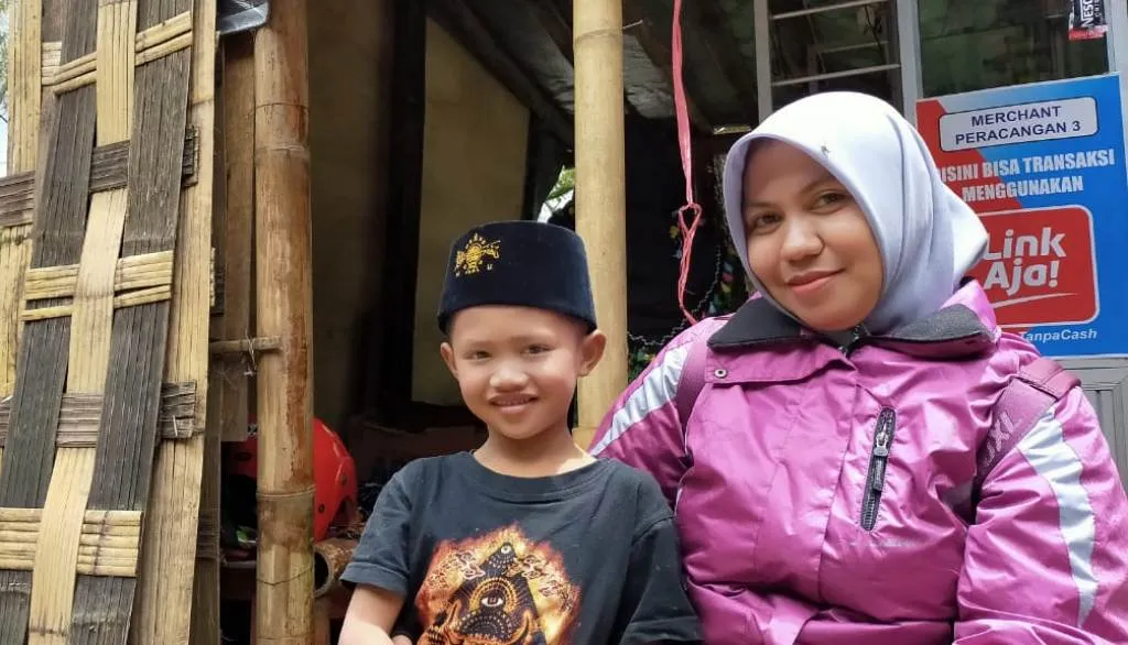 Erma Guru Tangguh Tembus Hutan TNBTS Mengajar di Ranu Pani Lumajang