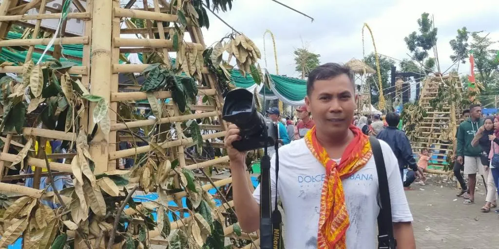 Para Fotografer Kecewa Tak Dapat Moment Berebut Serbu Durian Lumajang