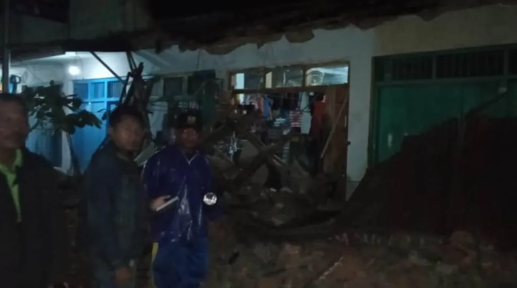 2 Padagang Luka Tertimpa Atap Kios Pasar Yosowilangun Lumajang