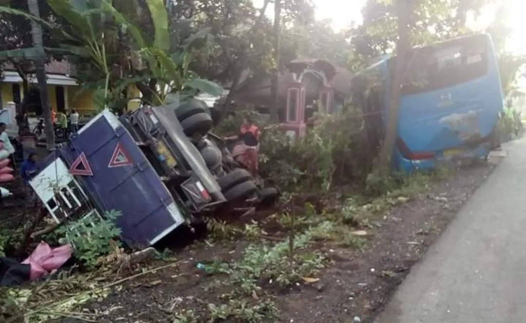 Truck Warga Puger Terbalik Tabrak Bus di Jalan Sukosari Lumajang