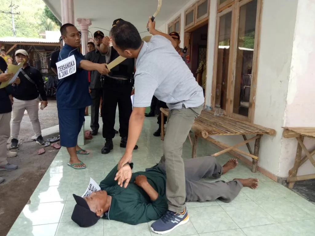 Pelaku Pembacokan di Desa Condro Lumajang Peragakan 20 Adegan