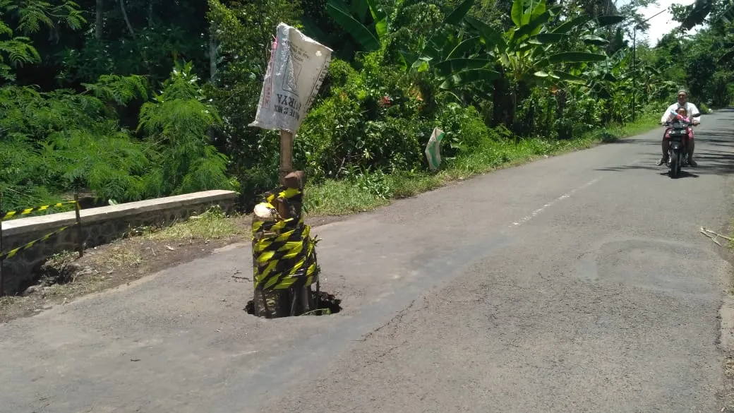 Jembatan Kambengan Antar Kecamatan di Lumajang Nyaris Ambrol