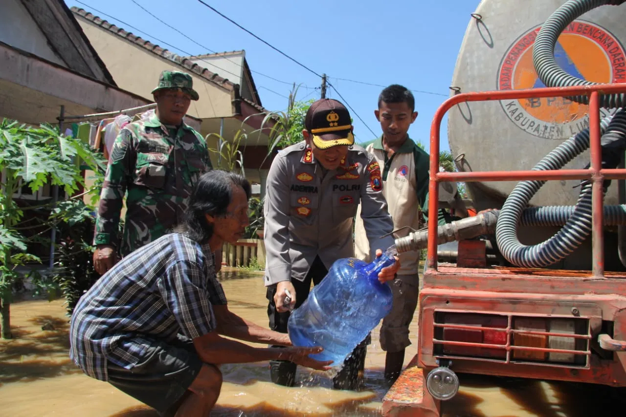 Kapolres Lumajang Beri Bantuan Korban Bencana Banjir di Rowokangkung