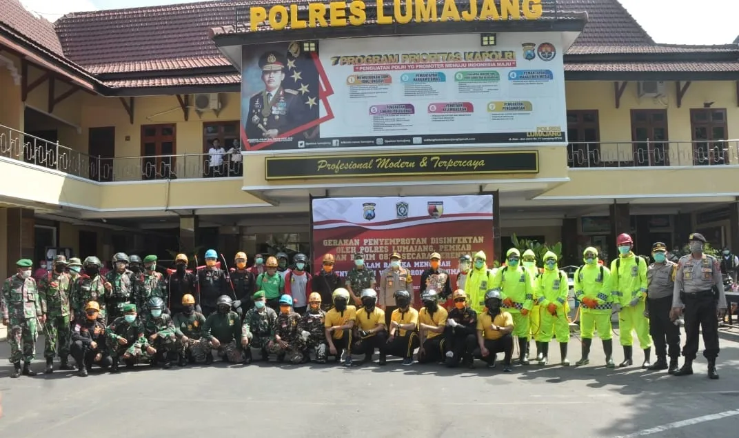 Polres Lumajang Lakukan Gerakan Penyemprotan Disinfektan Cegah Corona