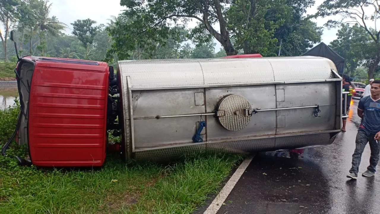 Truk Tangki Air Minum Asal Tanggul Jember Kecelakaan di Lumajang