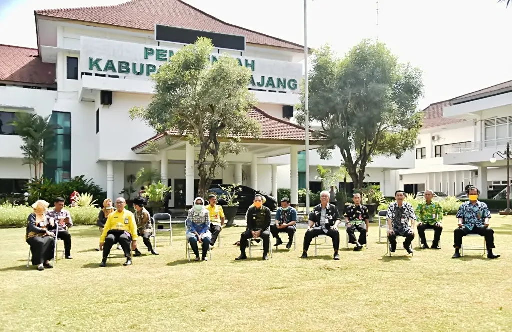 Cak Thoriq dan Bunda Indah Ajak Warga Lumajang Berjemur Lawan Corona