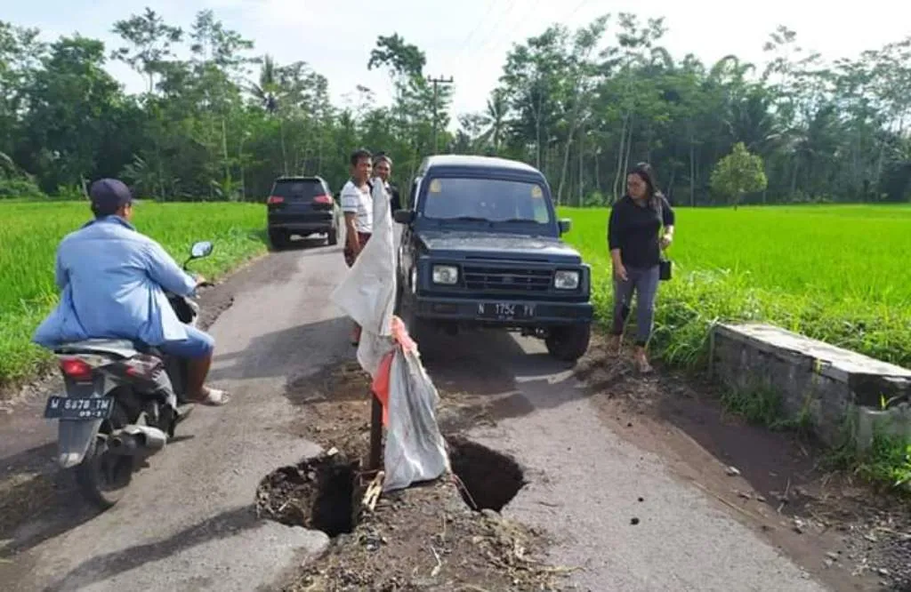 Jalan Berlubang di Kloposawit Disorot Anggota Komisi B DPRD Lumajang