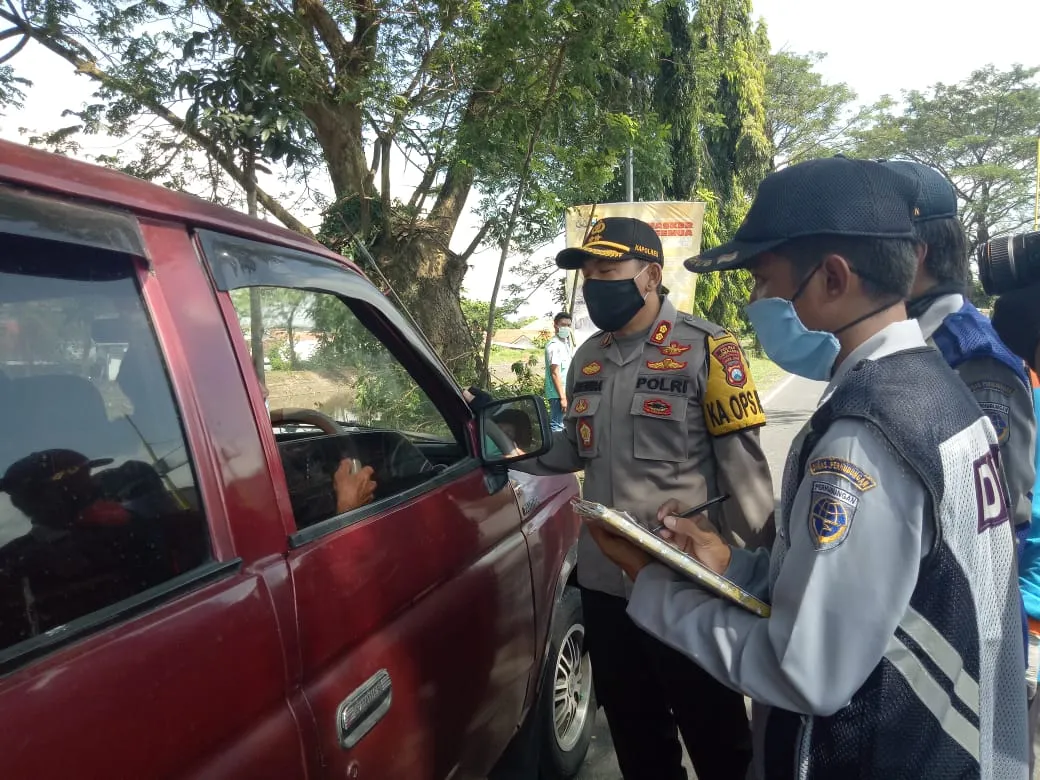 Kapolres Lumajang AKBP Adewira Tinjau Pos Chek Point Jatiroto