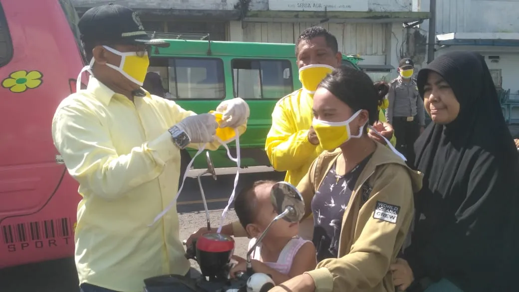 Golkar Lumajang Bagikan APD Masker ke Warga di Pasar Tempeh