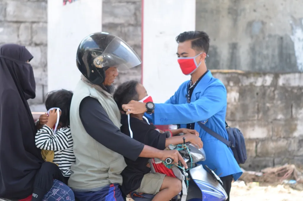 PMII STKIP PGRI Lumajang Bagikan Hand Sanitizer Herbal dan Masker