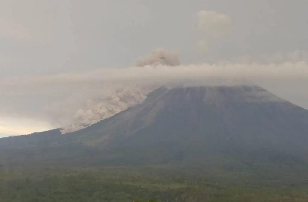 Gunung Semeru Lumajang Semburkan Awan Panas Sejauh Seribu Meter
