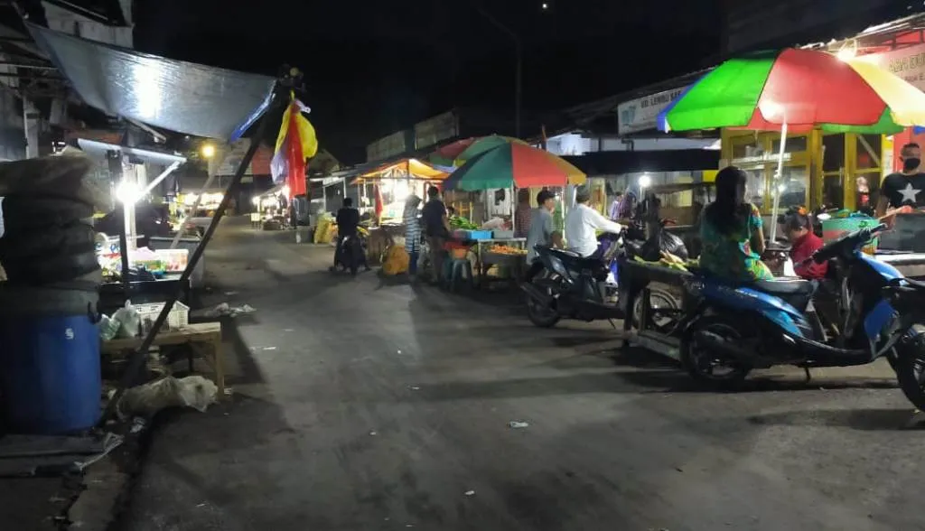 Pedagang Pasar Baru Lumajang Belum Patuhi Pembatasan Jam Berjualan