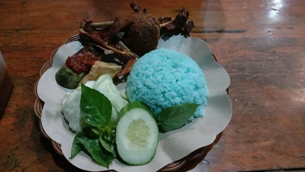 Yummy..! Gurihnya Nasi Biru di Warongku Tempeh Lumajang