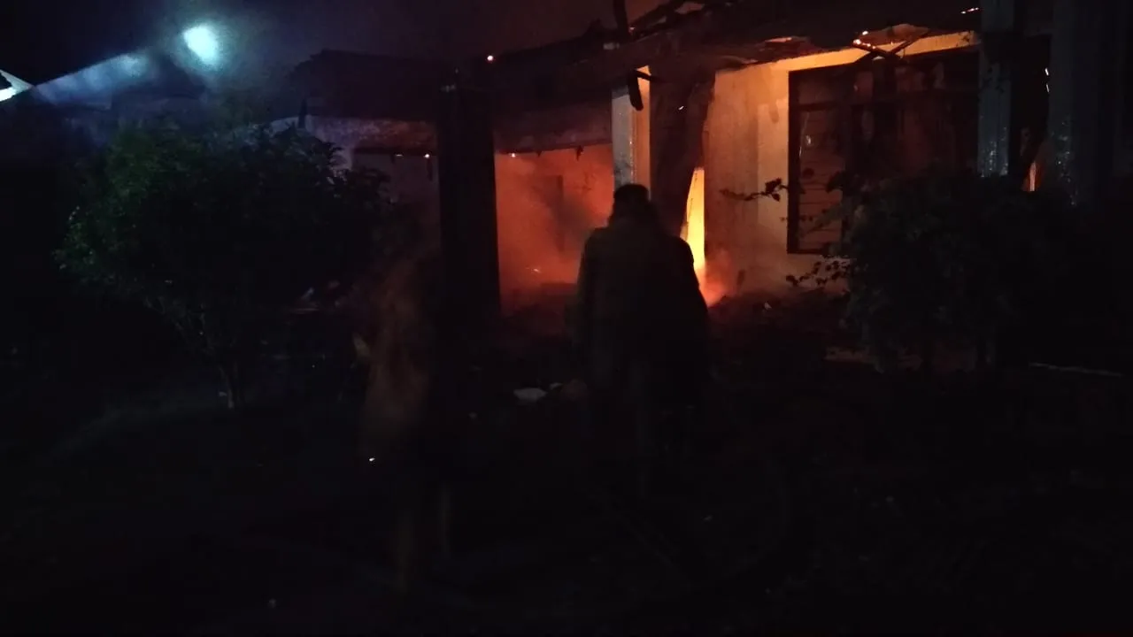Dua Rumah Kosong Warga Gesang Lumajang Terbakar