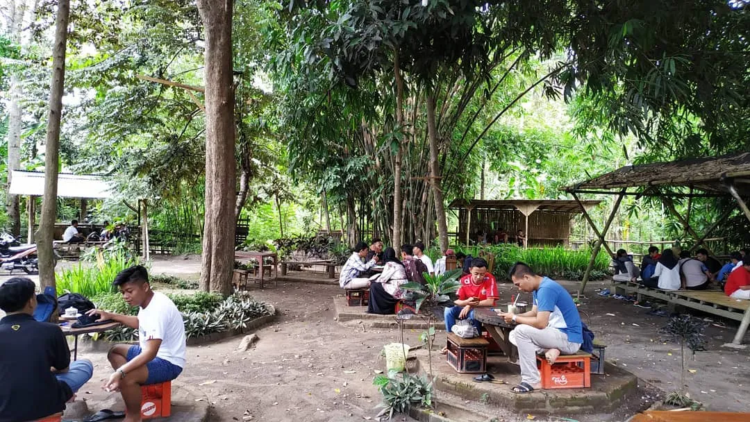 Kedai Maksih Ubah Pekarangan Jadi Tongkrongan Lumajang