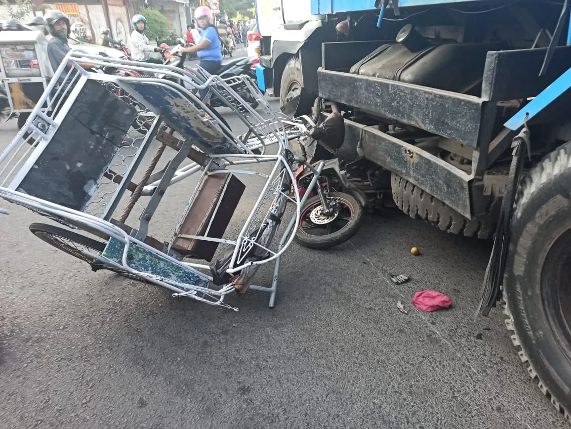 Truk Tronton Rem Blong Seruduk Motor dan Becak di Klojen Lumajang