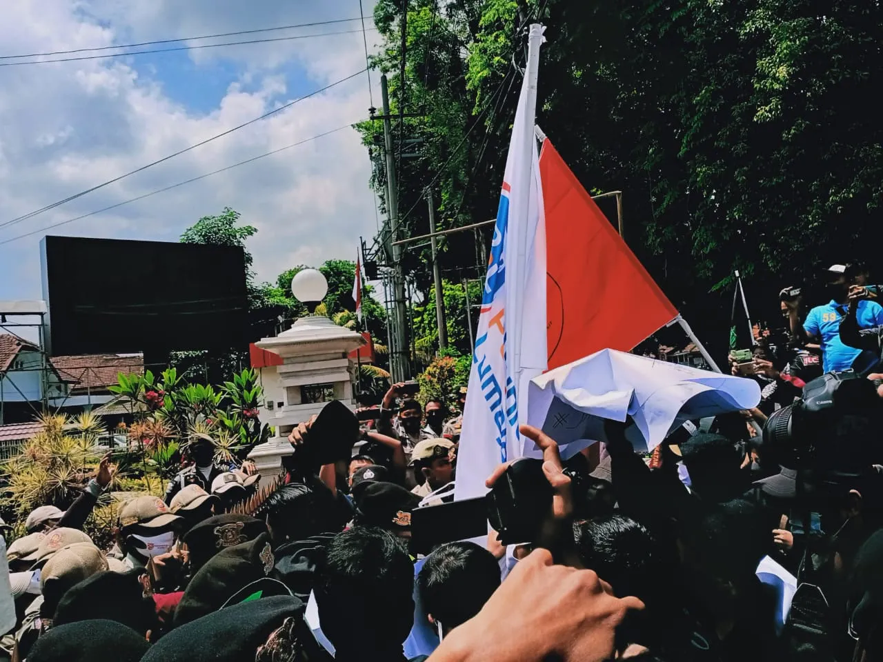 Aksi Poros Suwandak Mulai dari Teaterikal, Aksi Bakar, Dorong & Sholat