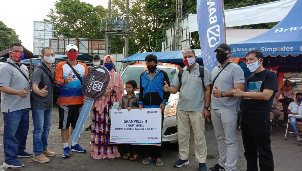 Kepala Cabang BRI Lumajang Serahkan Mobil Hadiah Undian Simpedes 2019
