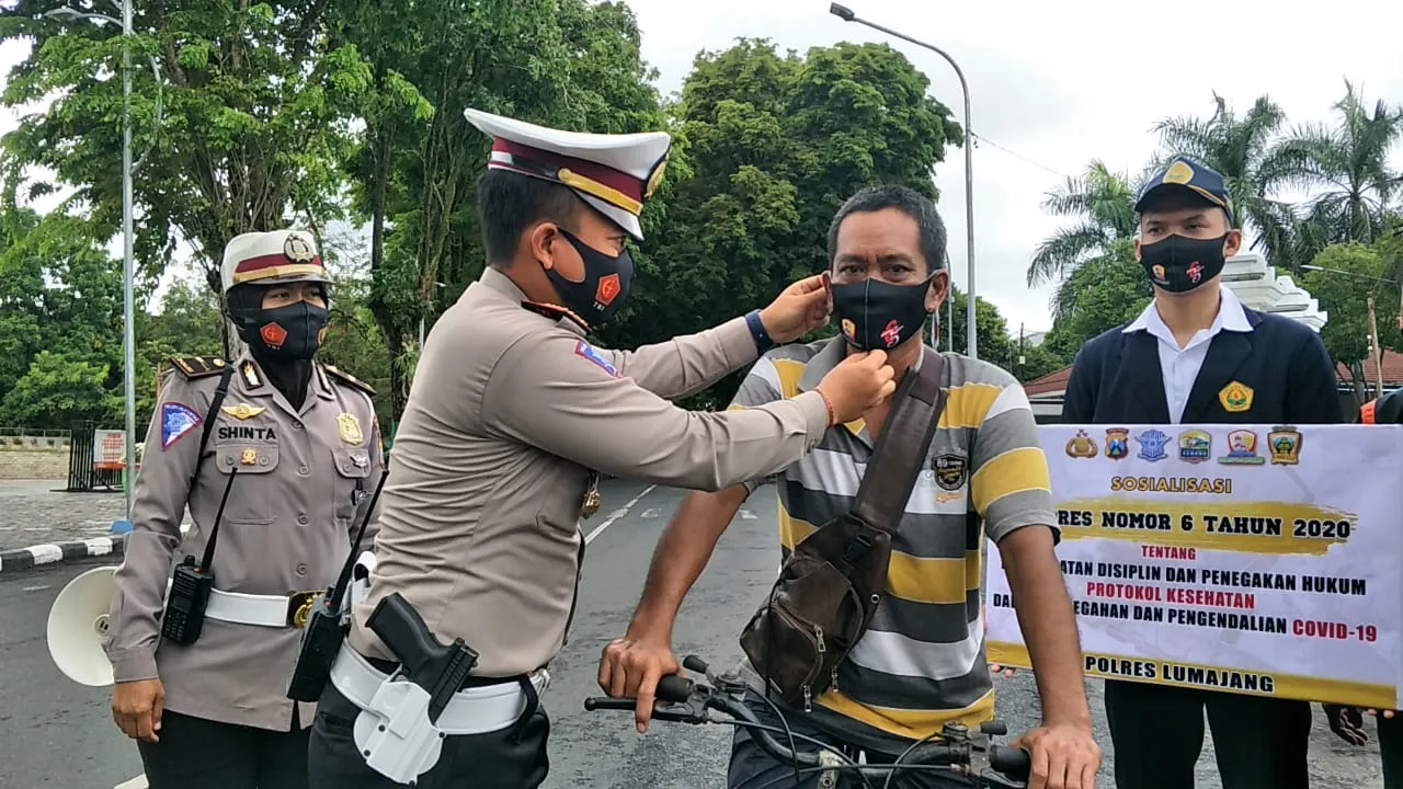 Satlantas Polres Lumajang Bagikan Ribuan Masker