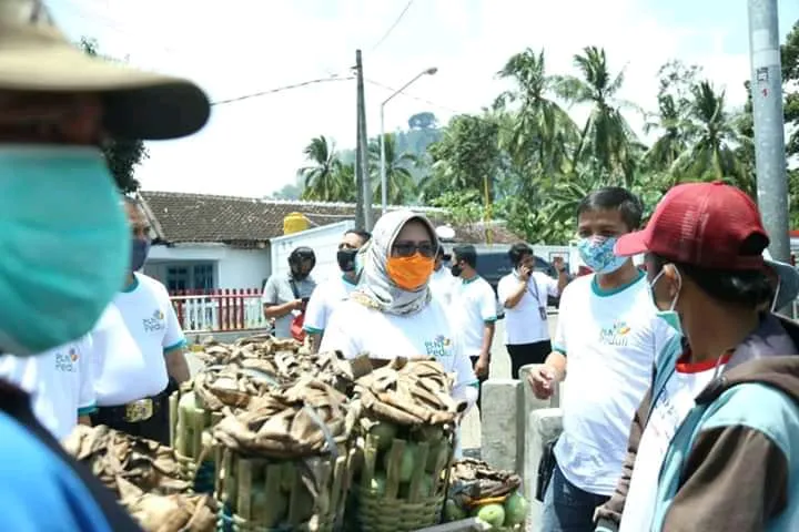 Gagal Gelar Festival , Bunda Indah Mampir di Lapak Buah Cipok Lumajang