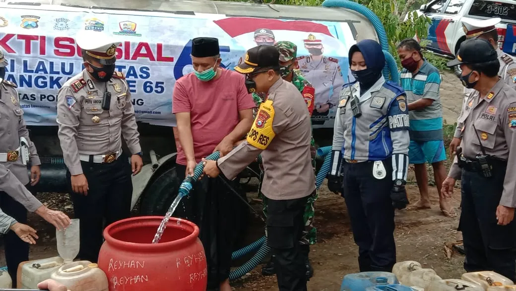 Kapolres Lumajang AKBP Deddy Salurkan Bantuan Air Bersih di Padang