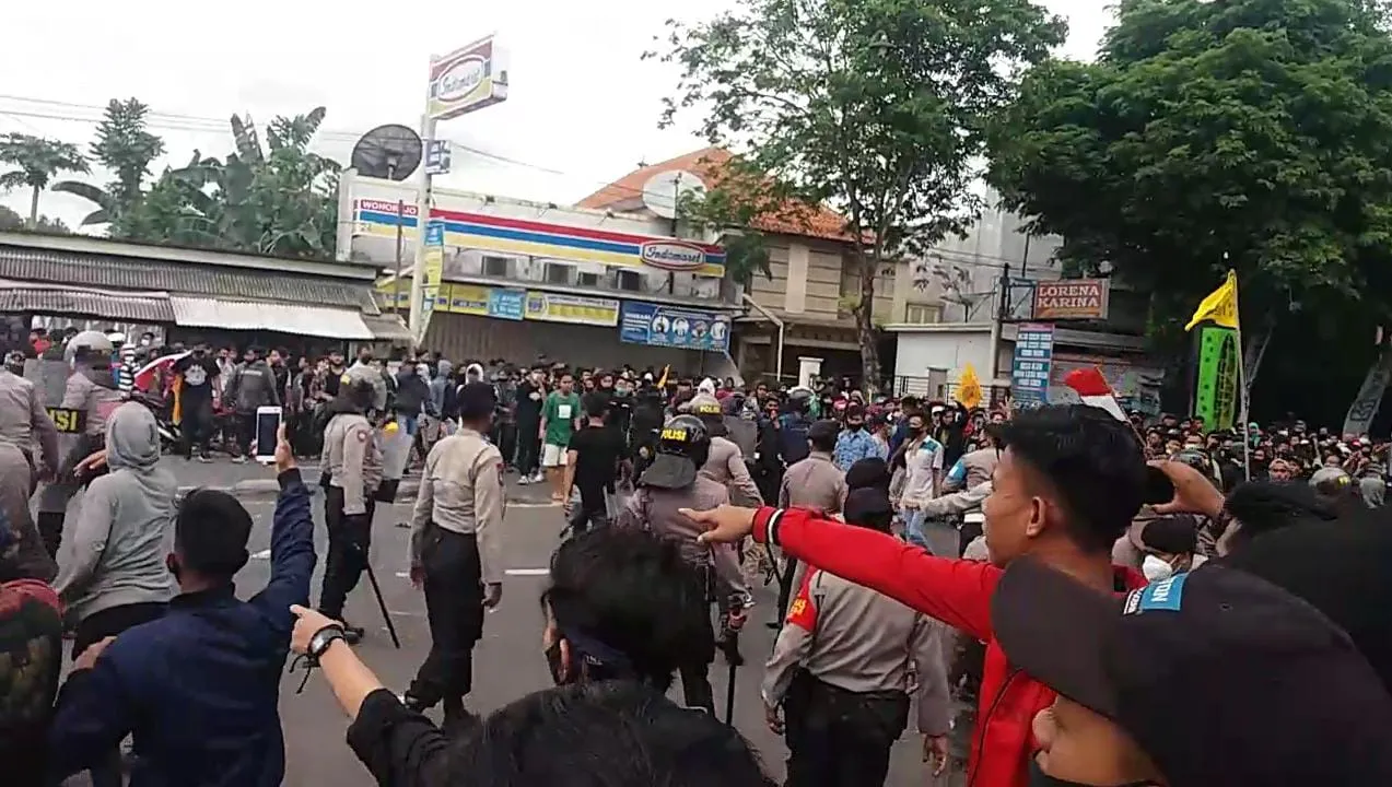 Detik - detik Bentrok Demo Mahasiswa Lumajang di DPRD
