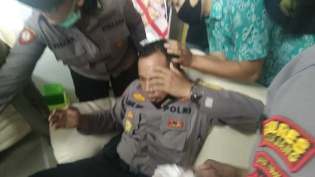Demo Ricuh..! Kabag Ops Polres Lumajang Terkena Lemparan Batu