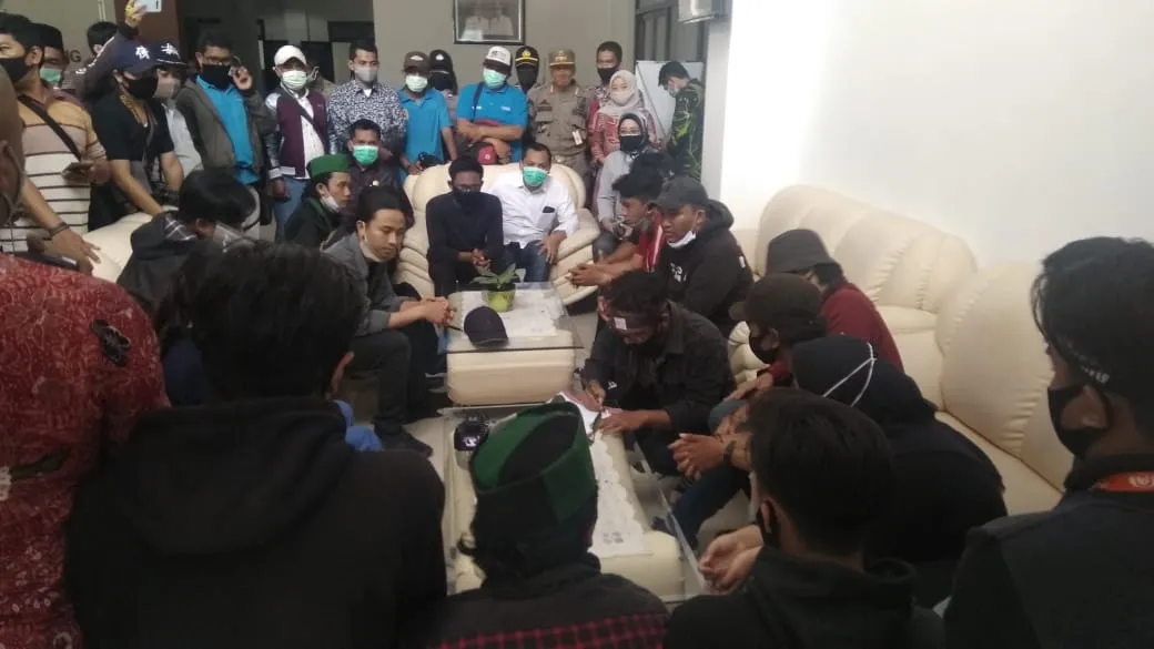 Demo Ricuh..! DPRD Lumajang Berikan Dukung Cabut UU Cipta Kerja