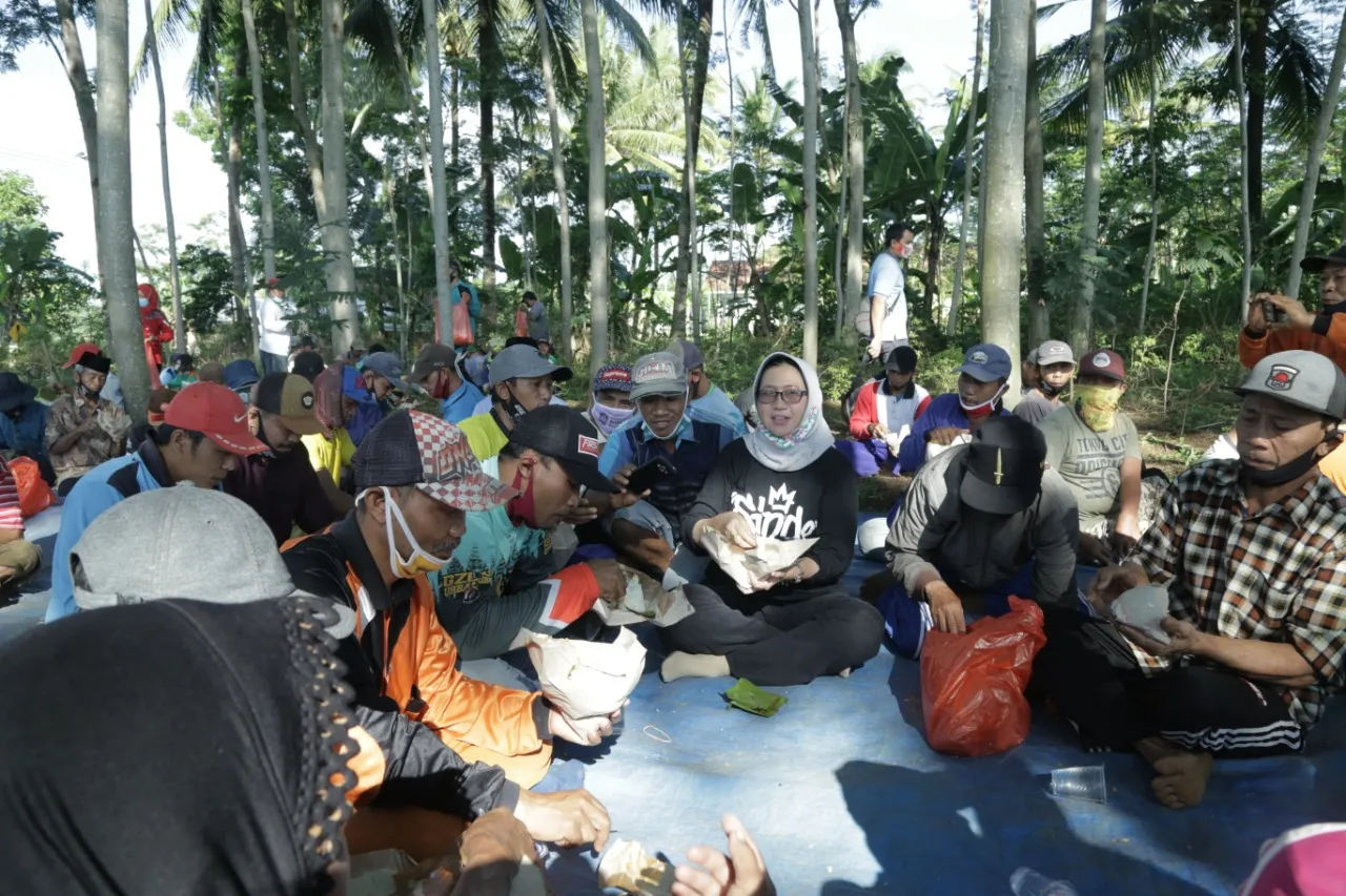 Padat Karya Bantu Perekonomian Masyarakat di Masa Pandemi Lumajang