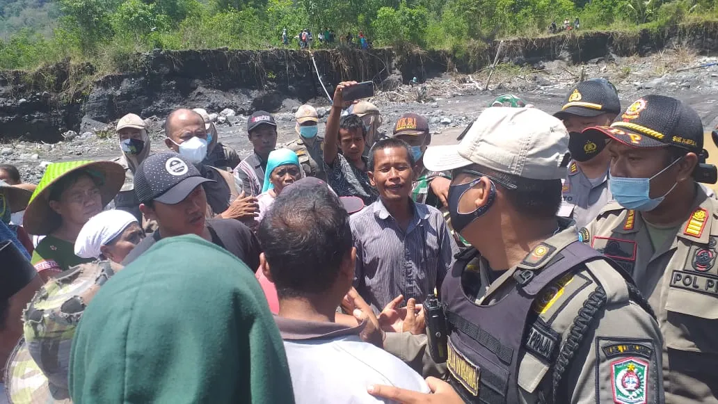 Warga Desa Jogosari Lumajang Tutup Tambang Pasir Berlangsung Ricuh
