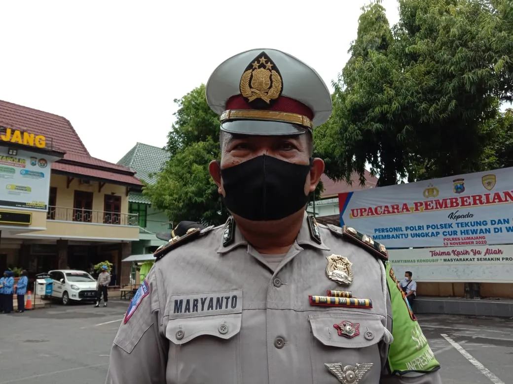 Polisi Himbau Pengendara Hati-hati Lewati Jalur B-29 Lumajang