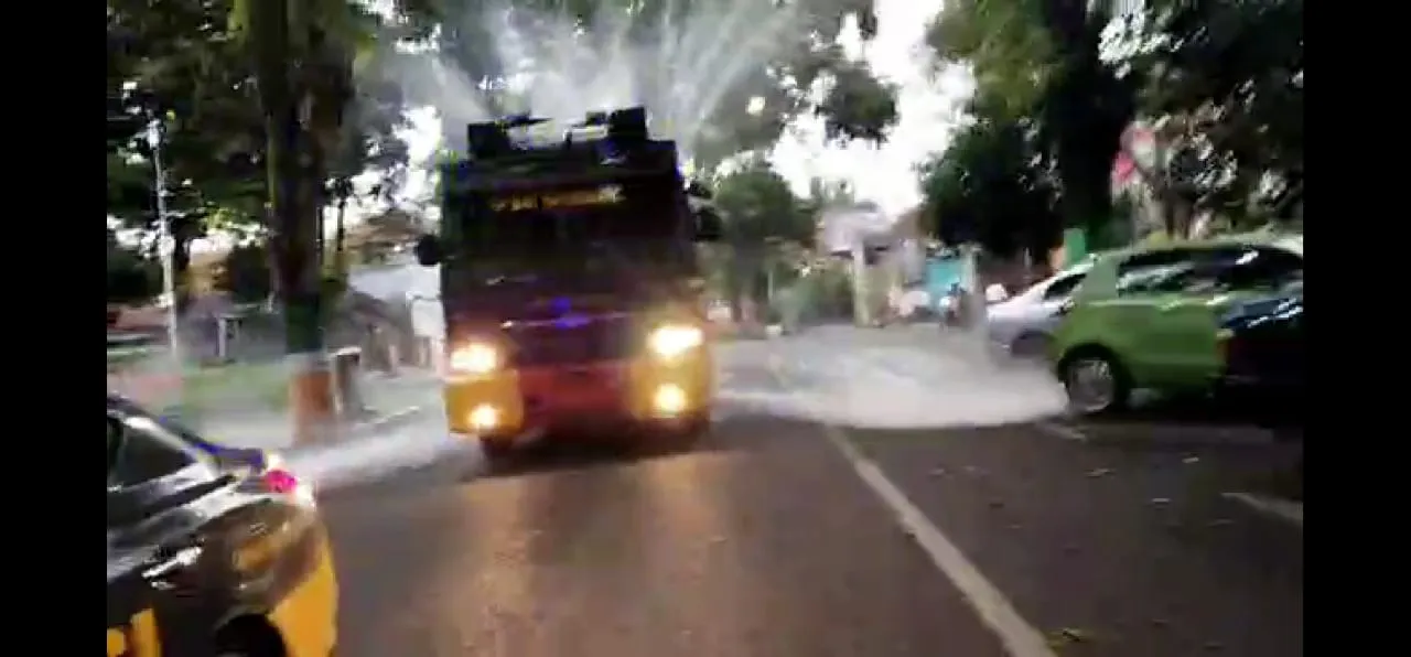 Sambut Tahun Baru 2021 Polres Lumajang Semprot Disinfektan