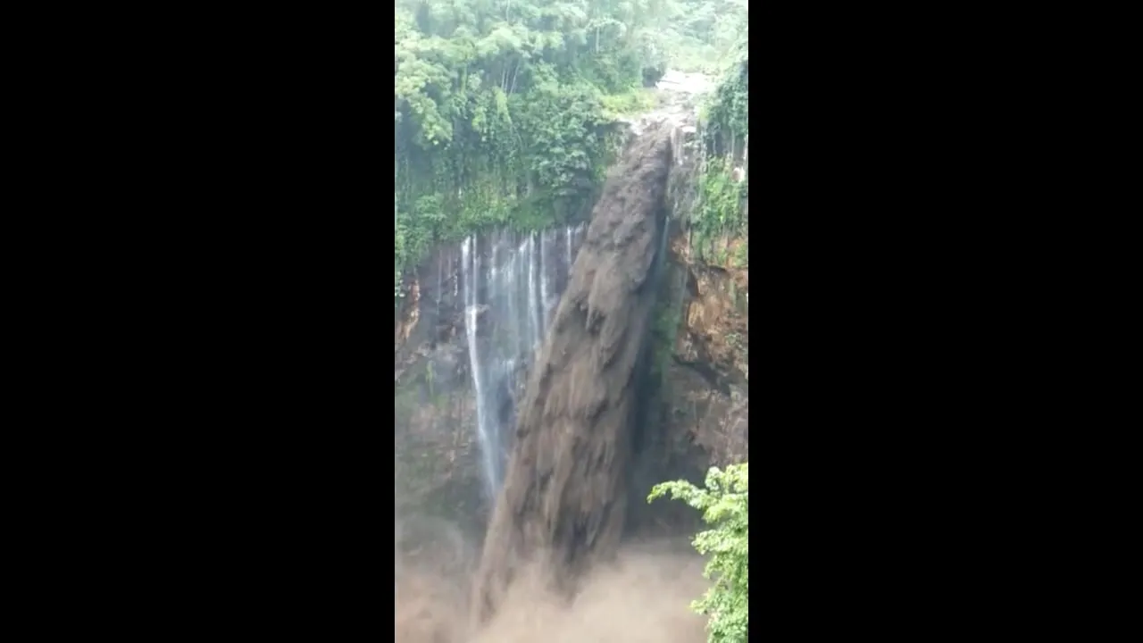 Video Air Terjun Tumpak Sewu Dilintasi Banjir Lahar Semeru Viral
