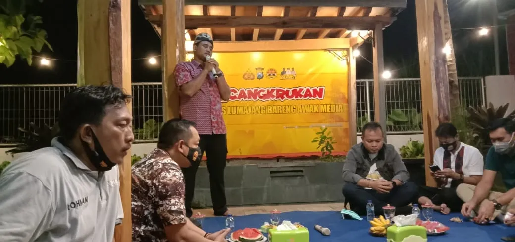 Kapolres Lumajang AKBP Eka Cangkrukan bersama Wartawan