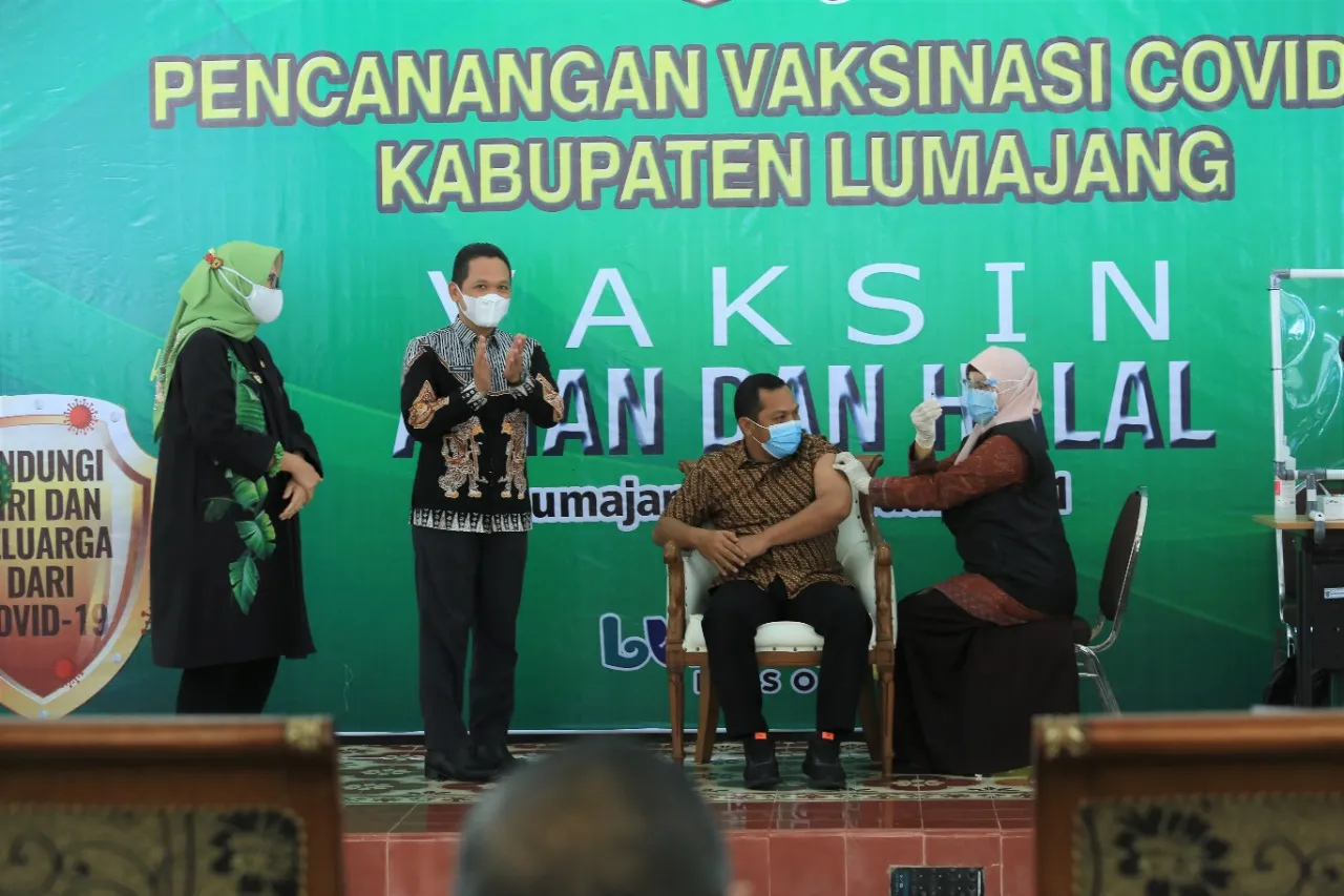Dandim, Ketua DPRD, PCNU dan Kakanmenag Lumajang Divaksin Covid19