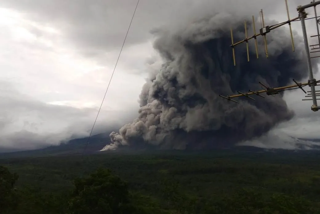 Gunung Semeru Lumajang Kembeli Semburkan Abu Vulkanik
